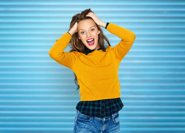 Jovem feliz ou menina adolescente em roupas casuais — Fotografia de Stock