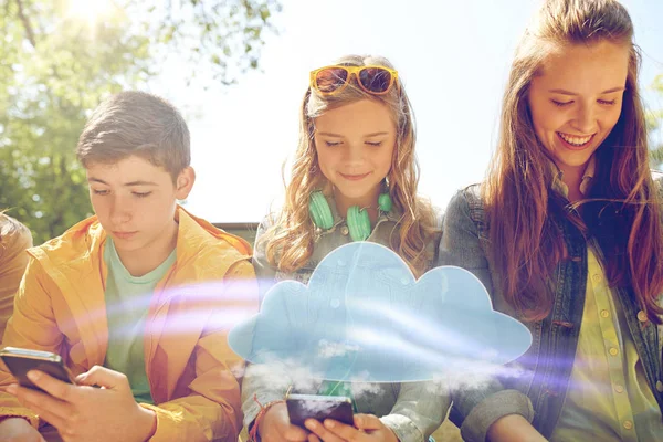 Amigos adolescentes con smartphone y auriculares —  Fotos de Stock