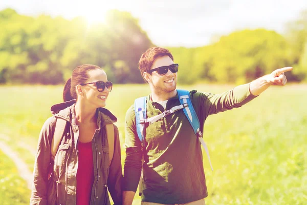 Casal feliz com mochilas caminhadas ao ar livre — Fotografia de Stock