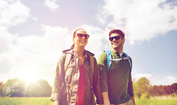 Glückliches Paar mit Rucksack beim Wandern im Freien — Stockfoto