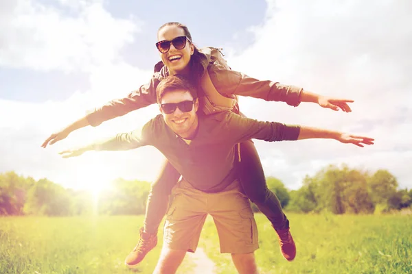 Casal feliz com mochilas se divertindo ao ar livre — Fotografia de Stock