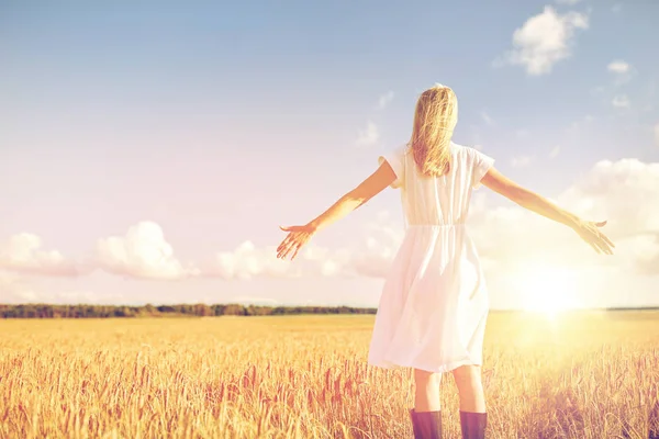 Tahıl alanda beyaz elbiseli mutlu genç kadın — Stok fotoğraf