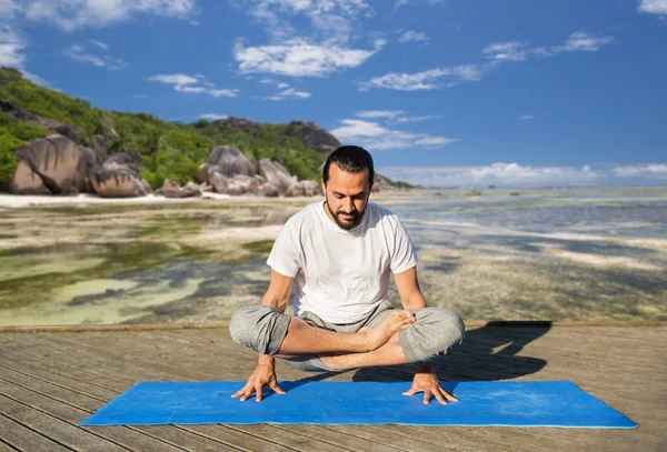 Man die yoga in schaal pose buitenshuis — Stockfoto