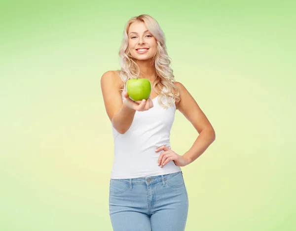 快乐美丽的年轻女子，与绿色的苹果 — 图库照片