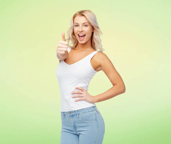 Glad ung kvinna visar tummen — Stockfoto