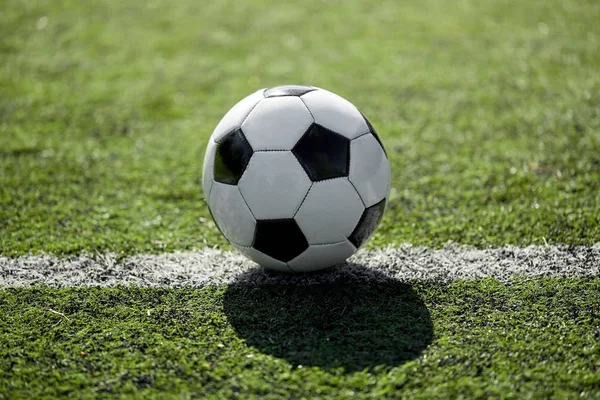 Pallone da calcio sulla linea di marcatura campo di calcio — Foto Stock