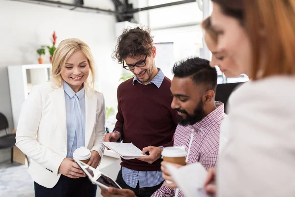 Business team with tablet pc and coffee at office — Stock Photo, Image