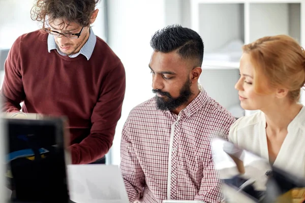 Equipo de negocios con papeles en la oficina — Foto de Stock