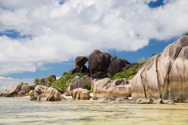 Rocks on seychelles island beach in indian ocean — Stock Photo, Image