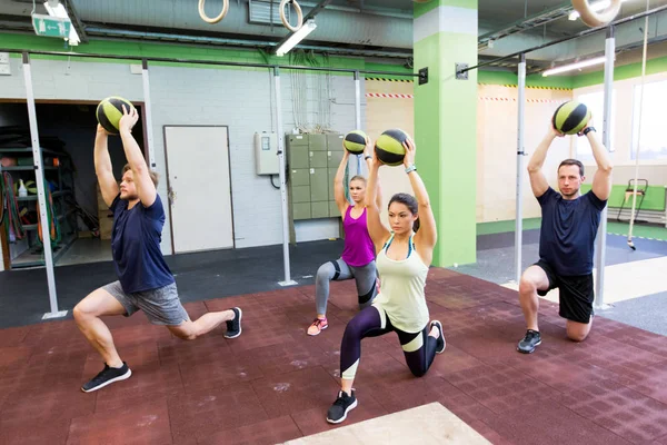 Gruppe von Menschen mit Medizinballtraining im Fitnessstudio — Stockfoto