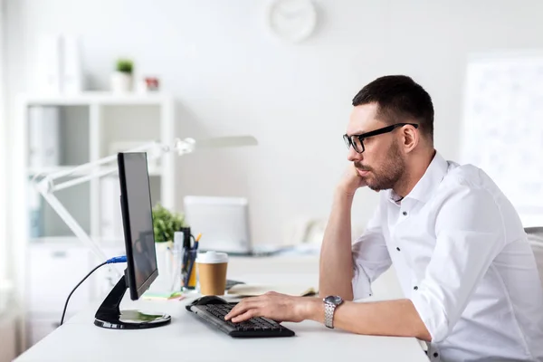 Businessman typing on computer keyboard at office — Stock Photo, Image