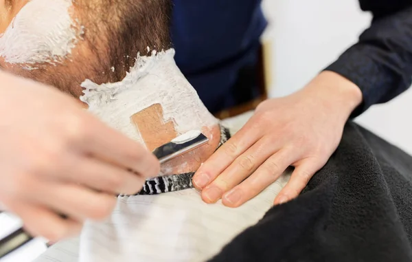 Człowiek i Fryzjer z brzytwa do golenia brody — Zdjęcie stockowe