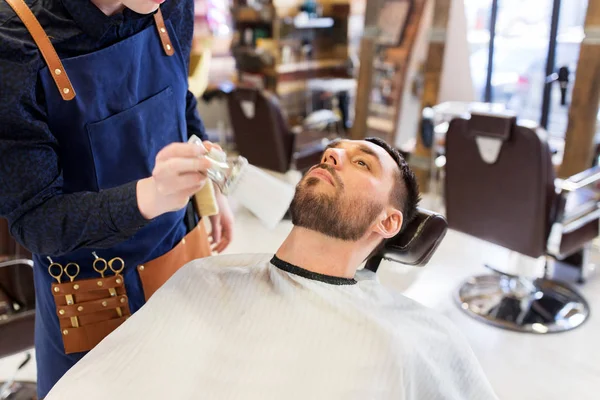 Barbeiro limpeza rosto masculino com escova na barbearia — Fotografia de Stock