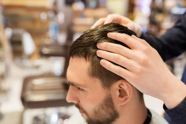 Mannen och frisör styling hår på barbershop — Stockfoto