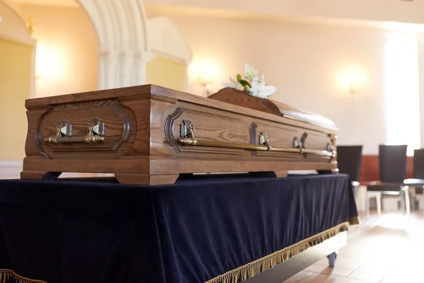 Coffin at funeral in orthodox church — Stock Photo, Image