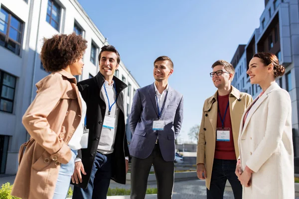 Mensen uit het bedrijfsleven met conferentiebadges in stad — Stockfoto