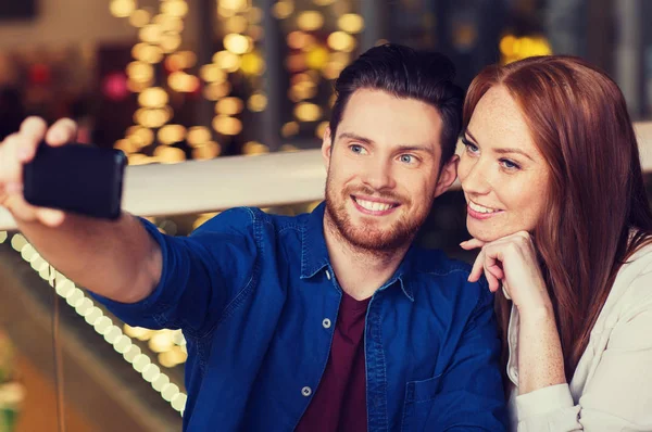 Ζευγάρι selfie λήψη από το smartphone στο εστιατόριο — Φωτογραφία Αρχείου