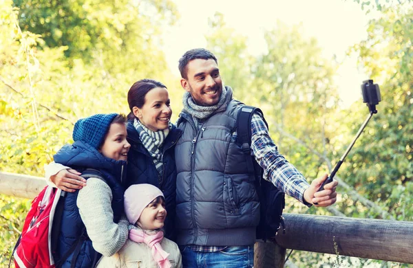 Famille avec sacs à dos prendre selfie et randonnée — Photo