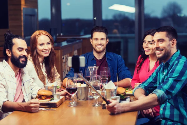 Amigos tirando selfie por smartphone no restaurante — Fotografia de Stock