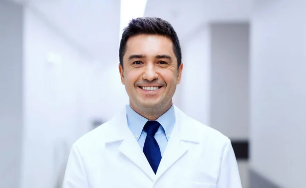 Hastanede beyaz önlüklü gülümseyen doktor. — Stok fotoğraf