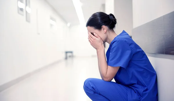 Triste o piangendo infermiera al corridoio dell'ospedale — Foto Stock