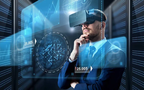 Uomo d'affari in realtà virtuale auricolare con grafici — Foto Stock
