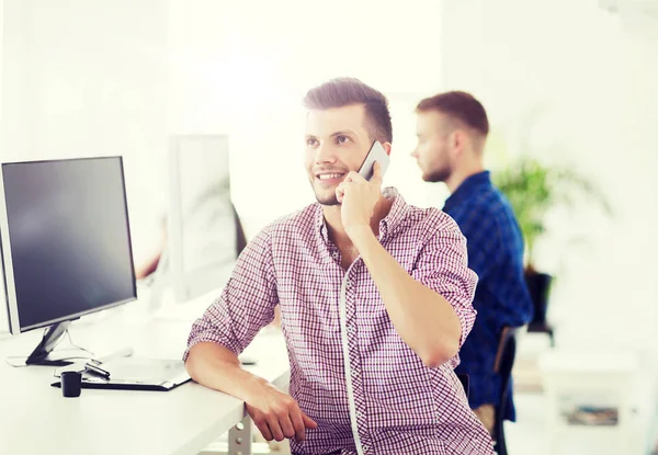 Hombre creativo feliz llamando en el teléfono celular en la oficina — Foto de Stock