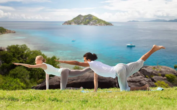 Casal feliz fazendo exercícios de ioga ao ar livre — Fotografia de Stock