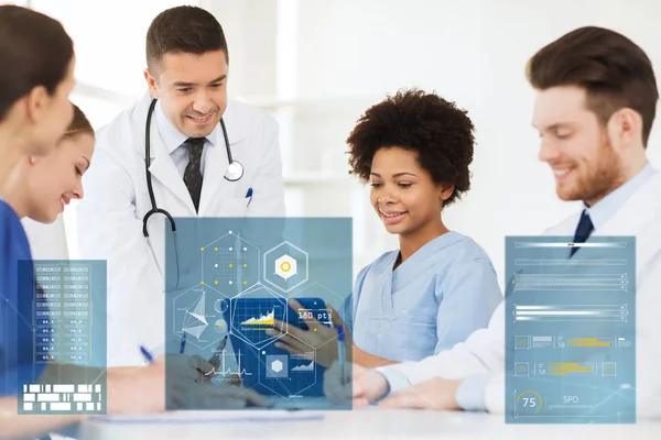 Group of happy doctors with tablet pc at hospital — Stock Photo, Image