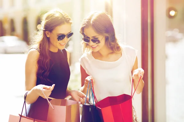 Mujeres felices con bolsas de compras en la ciudad —  Fotos de Stock