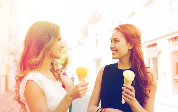 Frau mit Einkaufstüten und Eis in der Stadt — Stockfoto