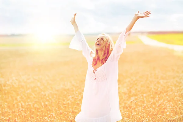 Sonriente joven en vestido blanco en el campo de cereales —  Fotos de Stock