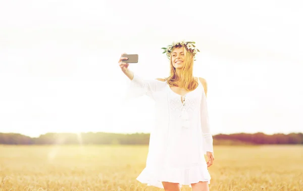 Feliz joven mujer tomando selfie por teléfono inteligente — Foto de Stock