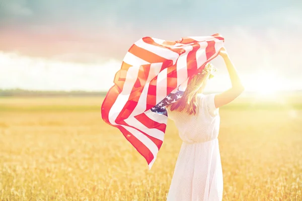 アメリカ国旗を手にした幸せな女性は — ストック写真