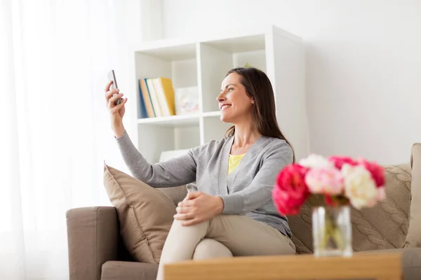 Felice donna prendendo smartphone selfie a casa — Foto Stock