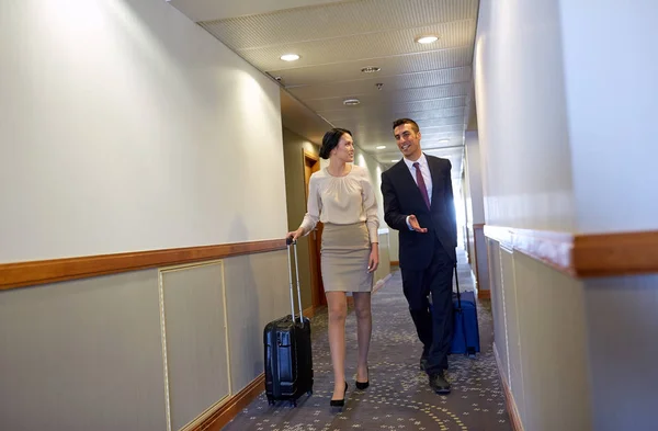 Business team with travel bags at hotel corridor — Stock Photo, Image