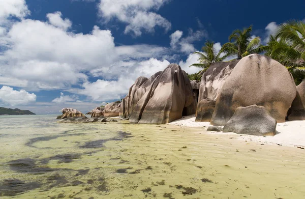 Praia da ilha no oceano indiano nas seicheles — Fotografia de Stock