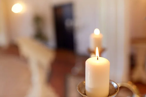 Свічки, що горять у церкві — стокове фото
