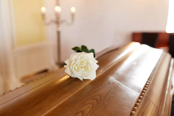 Flor de rosa blanca sobre ataúd de madera en la iglesia —  Fotos de Stock