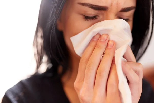 Gros plan de la femme avec lingette pleurer aux funérailles — Photo