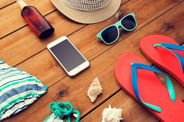 Bliska smartphone i plaży rzeczy — Zdjęcie stockowe