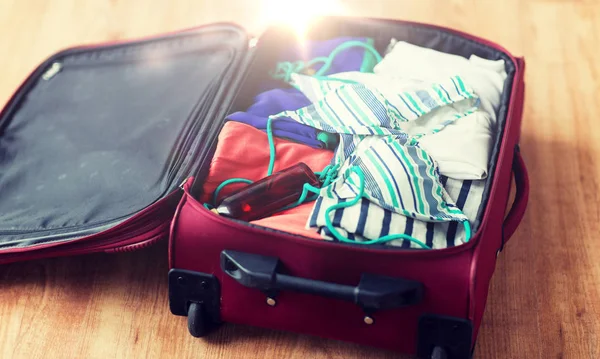 Primer plano de la bolsa de viaje con ropa de playa — Foto de Stock