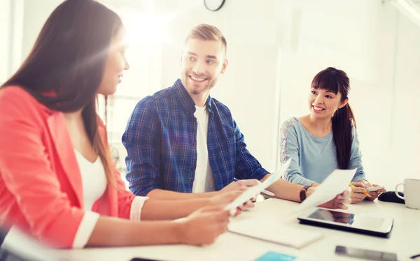 Fornøyde kreative team eller studenter som arbeider ved sine kontorer – stockfoto