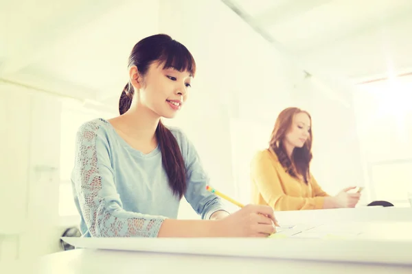 Architecte femme avec un plan écrit au bureau — Photo