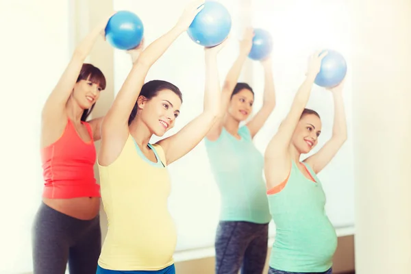 Mujeres embarazadas felices haciendo ejercicio con pelota en el gimnasio — Foto de Stock