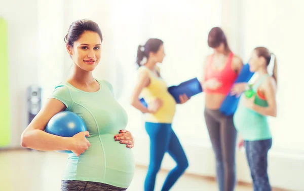 球在健身房中快乐的孕妇 — 图库照片