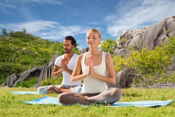 Casal feliz fazendo ioga e meditando ao ar livre — Fotografia de Stock