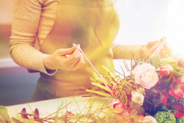 Primo piano di donna che fa mazzo a negozio di fiori — Foto Stock