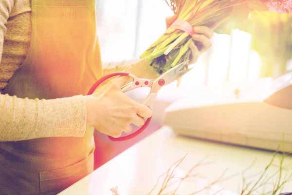 Close up of florist making bunch at flower shop — Stock Photo, Image