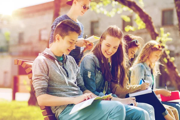 Grupp elever med bärbara datorer på skolgården — Stockfoto